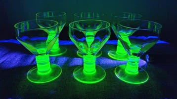 Wijnglas (6) - Uraniumglas - Glazen voeten ouraline