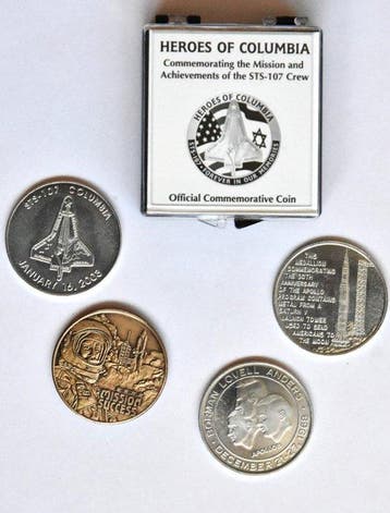 Vijf herdenkingsmedailles voor de space shuttle en Apollo.