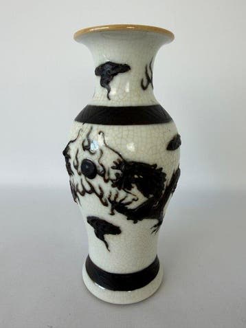 Vaas met Ge-glazuur uit de Qing-dynastie, met ijzerbruin, Antiek en Kunst