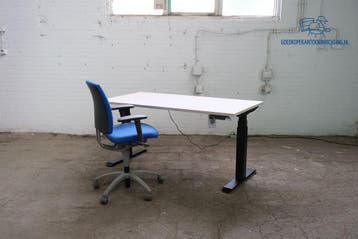 Elektrisch verstelbaar bureau z.g.a.n. – hout 160x80 cm, Zit-sta bureau, Gebruikt, Verzenden, Overige merken
