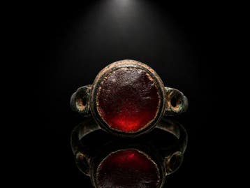 Middeleeuws Brons Ring met bloedrode edelsteen (Zonder