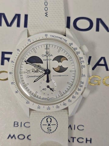 Omega x Swatch - Mission to Earth (Moonshine Gold) - Zonder, Sieraden, Tassen en Uiterlijk, Nieuw
