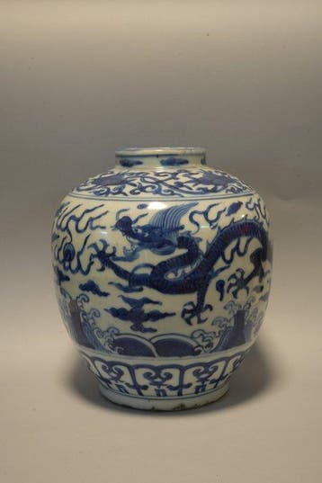 Een blauw-witte porseleinen kruik met draakdecoratie uit de