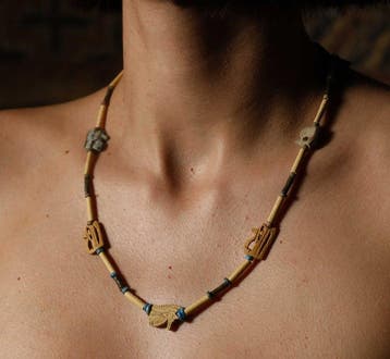 Oude Egypte, ketting met Udjat-amuletten, samen met een