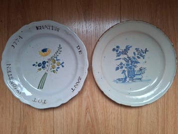 Bord (2) - Aardewerk - 18e eeuwse faience bord