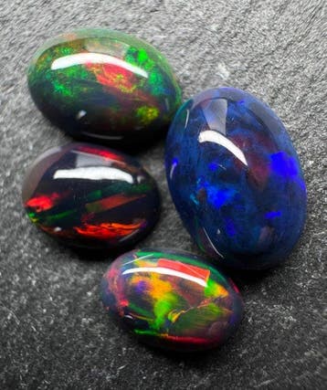 Opaal Cabochons- 1.01 g - (4)