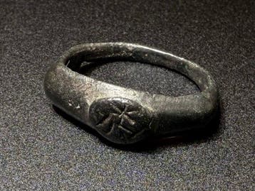 Oud-Romeins Brons Symbolische ring met een opmerkelijk