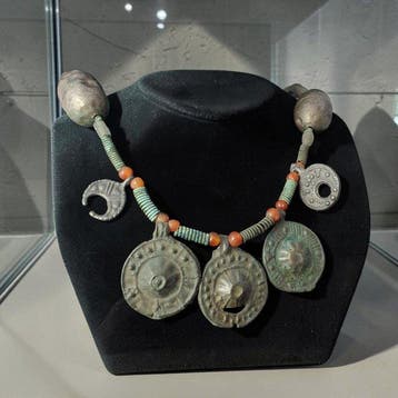 Viking periode Zilver, Brons Ketting met zeven amuletten,