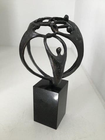 Corry Ammerlaan - sculptuur, “ Samen de handen ineen “ - 20