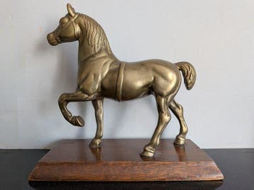 Beeld, Vintage brons Paard op Houten Sokkel – Mid-Century, Antiek en Kunst