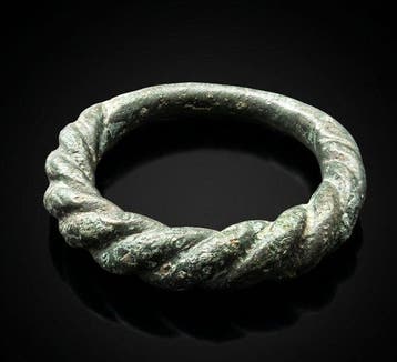 Viking periode Brons gedraaide ring, 9e–11e eeuw na Christus
