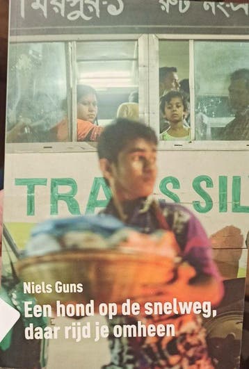 Een hond op de snelweg, daar rijd je omheen - Niels Guns, Verzenden, Gelezen, Niels Guns