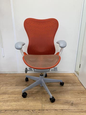 50 x Herman Miller Mirra 2 Butterfly Twilight/Studio Orange, Verzenden, Oranje, Zo goed als nieuw, Bureaustoel