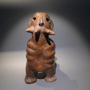 Vicus, Peru Terracotta Figuuratieve vaas met handvat.