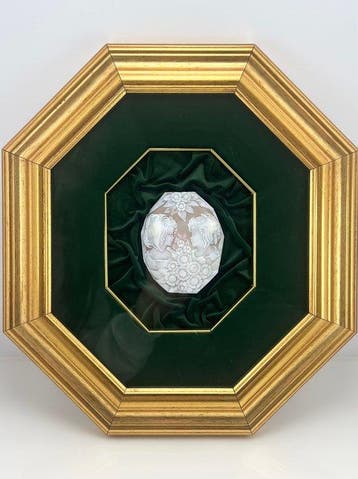 CASSIS MADAGASCARIENSIS - Cameo - handgesneden camee, Antiek en Kunst