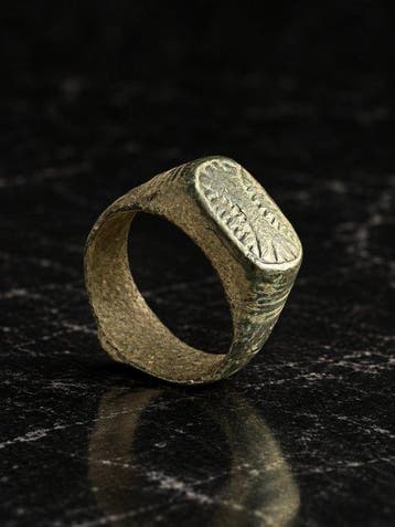 Middeleeuws Brons Ring met rechthoekige gegraveerde zetting