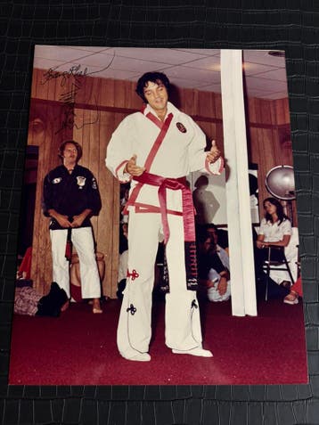 Elvis Presley - Gesigneerde foto Kang Rhee, Ophalen of Verzenden, Zo goed als nieuw, Foto of Kaart, Gesigneerd