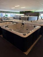Luxe 5 Persoons Spa/Jacuzzi–Plug &amp; Play 220V–Nieuwstaat, Zo goed als nieuw, Pomp, Vast