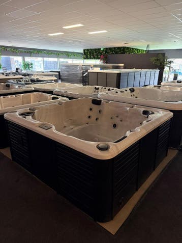 Luxe 5 Persoons Spa/Jacuzzi–Plug &amp; Play 220V–Nieuwstaat, Zo goed als nieuw, Pomp, Vast