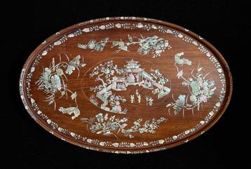 Een grote Chinese houten dienblad met parelmoeren inleg,