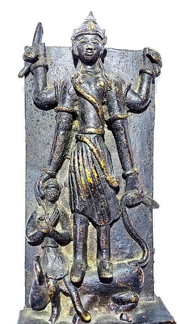 Vroege bronzen stele van de godin Bathari Durga met Bhairava
