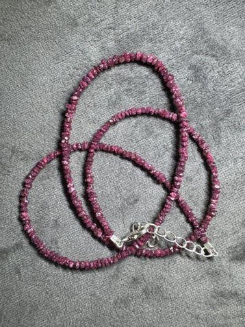 Halsketting van ruwe diamanten in kleur rood robijn + zilver