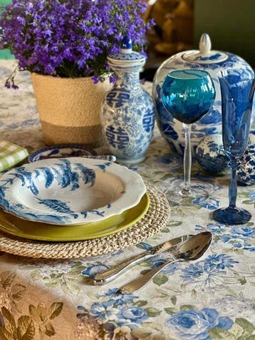 Tafellaken met blauwe Engelse rozenprint voor grote tafels.