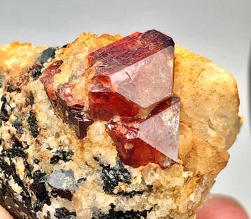 Zirkoon Kristal op matrix - Hoogte: 5.6 cm - Breedte: 3.9