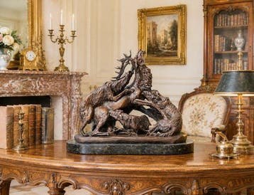 sculptuur, jachttafereel ,, jachthonden die op een hert, Antiek en Kunst