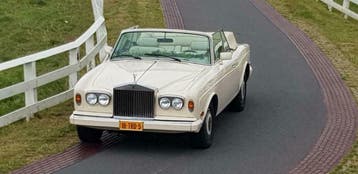 tRRouwen in een witte Rolls Cabrio, Met chauffeur, Trouwauto
