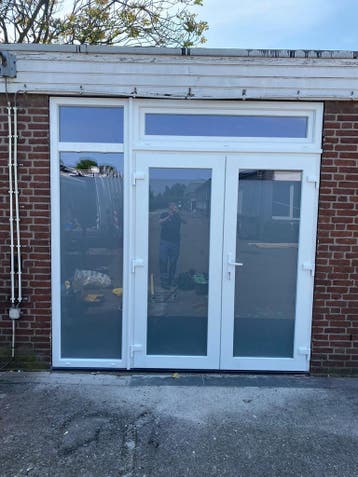 Kunststof openslaande deuren met zijlicht uit voorraad!, Doe-het-zelf en Verbouw, Deuren en Horren, Ophalen of Verzenden, Nieuw