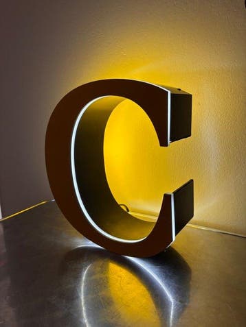 Letter C - Lichtgevende letter C, vintage uit de jaren