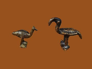 Gewichten om figuurlijk goud te wegen. Twee vogels. -