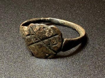 Middeleeuwen, kruisvaardersperiode Brons Symbolische ring