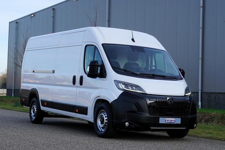 Peugeot Boxer 2.2 BlueHDi 180 L4H2 3.5t, Auto's, Bestelauto's, Lease, Zwart, Automaat, Financial lease, Wit, Peugeot, Stof, Diesel