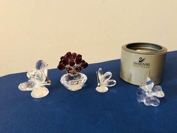 Swarovski - Beeldje - Vase of red Roses, 2 Butterfly, Four