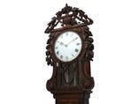 Een eikenhouten staand horloge, Frankrijk, 18e eeuw