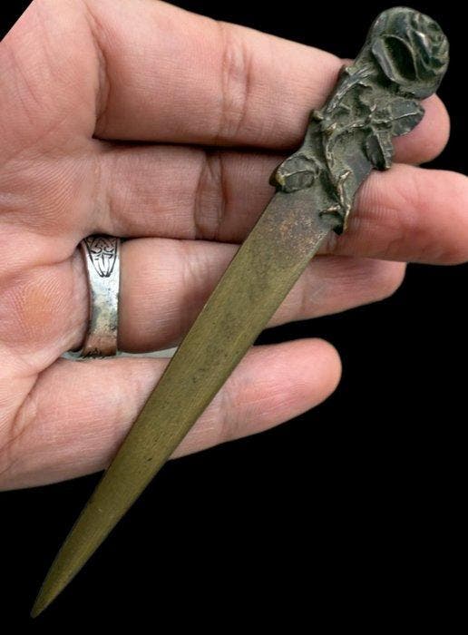 Mysterieuze en gotische Tagliacarte in brons Art Nouveau –, Antiek en Kunst, Curiosa en Brocante