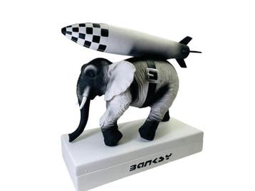 Veiling - Banksy | Heavy Weaponry Olifant Sculptuur, Verzamelen, Beelden en Beeldjes, Nieuw