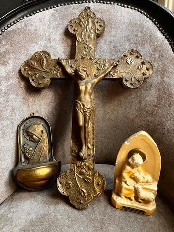 Crucifix; wijwaterbakje; beeld (3) - Art Deco - Koper, Hout,