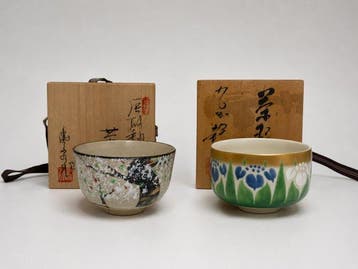Paar Japanse Kutani-aardewerk chawan – met inktwas- en