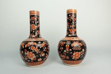 Een paar Chinese decoratieve vazen in koraalrood en met
