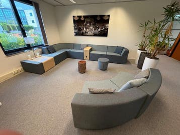 Online veiling: Modulaire zithoek, stoffering grijs, Huis en Inrichting, Banken | Bankstellen, Nieuw