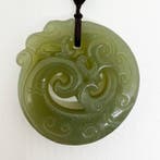 Nefriet Dragon Bi Disc hanger - 42 mm x 42 mm- 32 g, Verzamelen, Mineralen en Fossielen