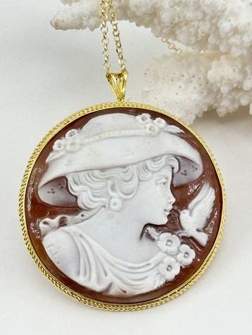 CASSIS MADAGASCARIENSIS, Zilver - Cameo - Handgesneden camee