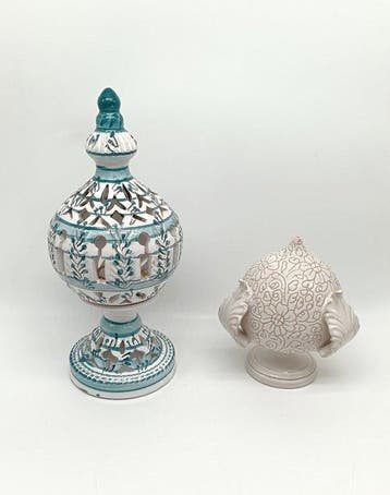 Kaarsenstandaard met oor (2) - Majolica - Geperforeerd en