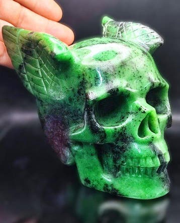 Prachtig 1,601 kg Ruby Zoisite Schedel - Hand Carved Skull