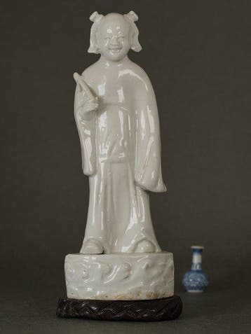 Figuur - Standing Man Carrying a Whisk on Wavey Base -