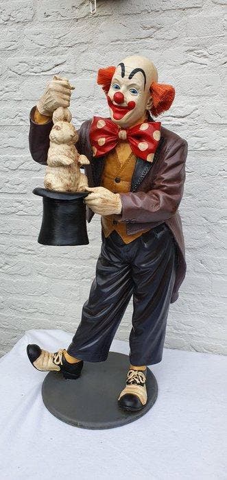 Jun Asilo - Jun Asilo - Beeld, Clown als goochelaar met