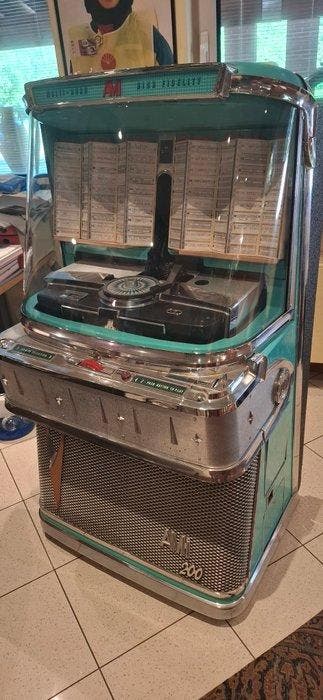 Gokautomaat - 1 x JUKE BOX AND 4 x PINBALL MACHINES -